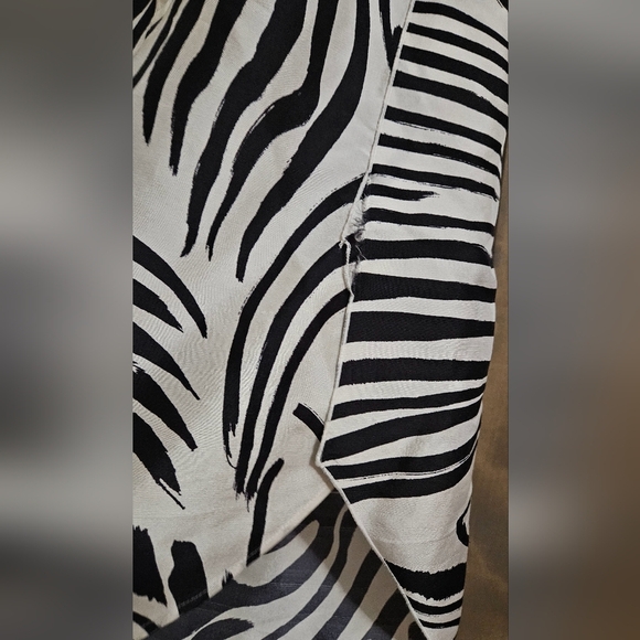 LAFAYETTE 148 Newyork 100% silk Shari ShortSleeve Zebra-Print Top Black/White. M - Picture 12 of 16